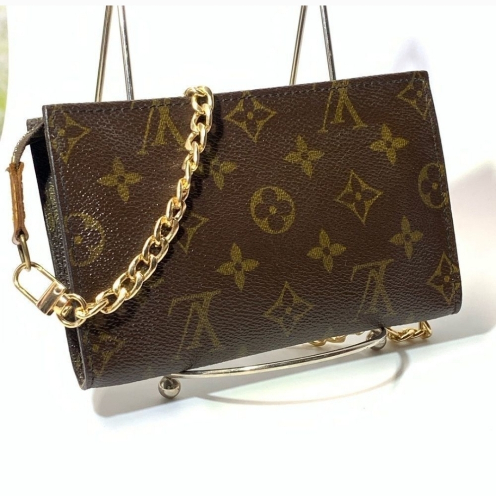 Louis Vuitton Monogram Clutch with Gold Chain. - Picture 3 of 14